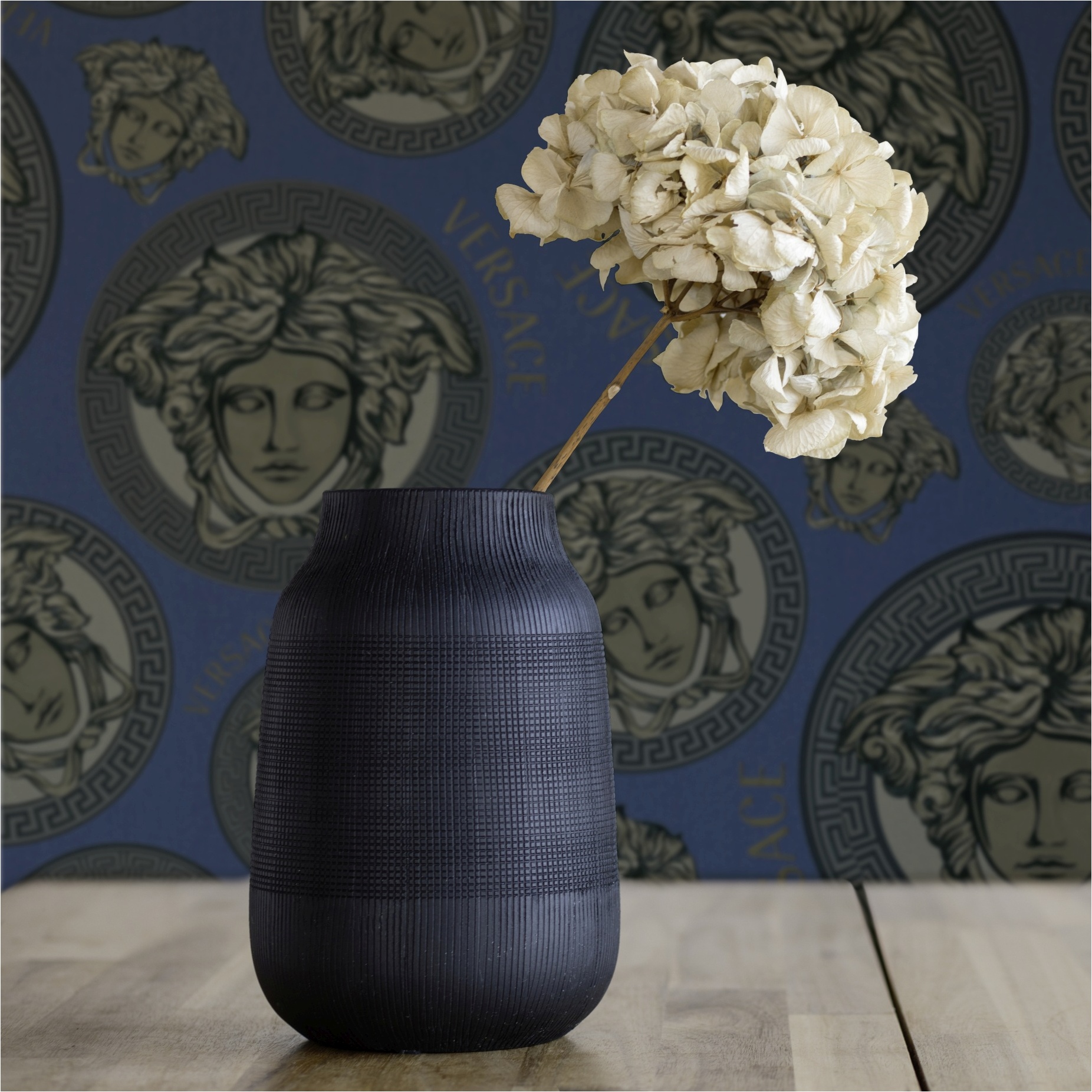 Tapete Versace Luxus-Optik M1-No.11521 | Vliestapete Design | Blau | Beige | Medusa | Schriftzug