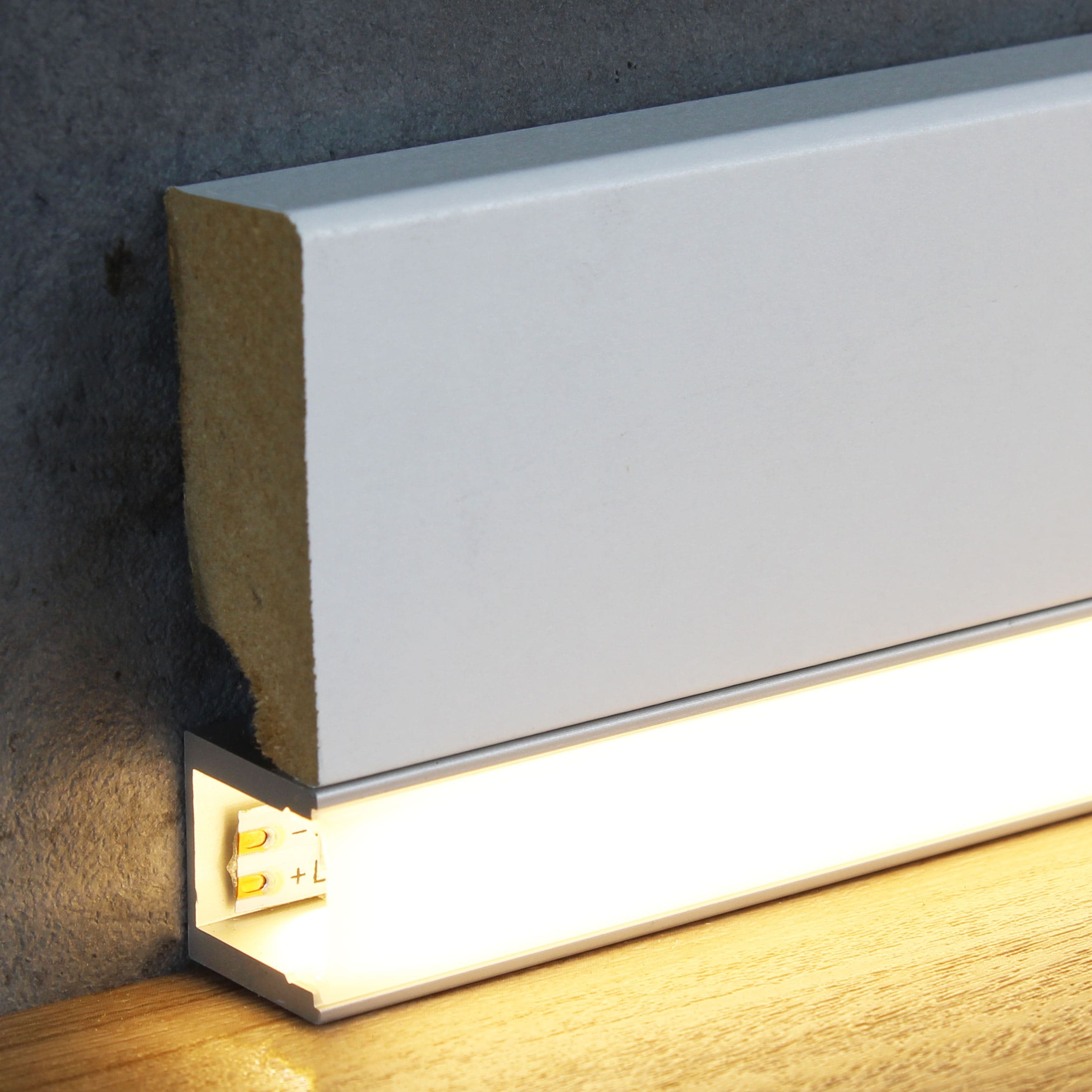 Stilechte Licht Fußleiste Echtholz furniert lackiert braun 15 x 70 x 2500 mm by PROVISTON