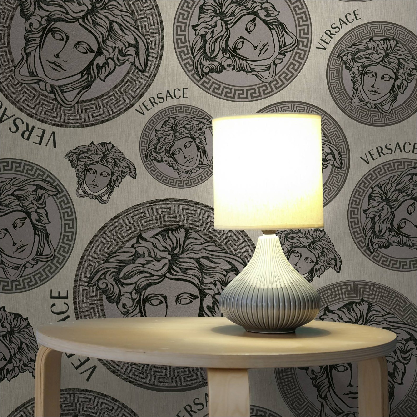 Tapete Versace Luxus-Optik M1-No.11520 | Vliestapete Design | Beige | Grau | Medusa | Schriftzug